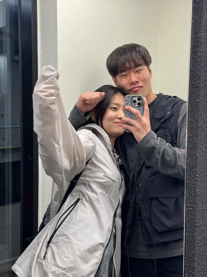 거울 앞에서 장난스럽게 사진을 찍는 준수와 윤겸