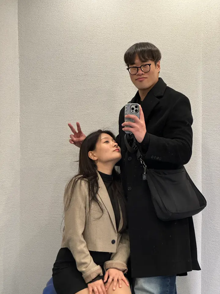 하얀 벽 앞에서 거울로 함께 찍은 준수와 윤겸
