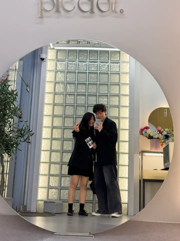 둥근 거울 속에 함께 비친 준수와 윤겸
